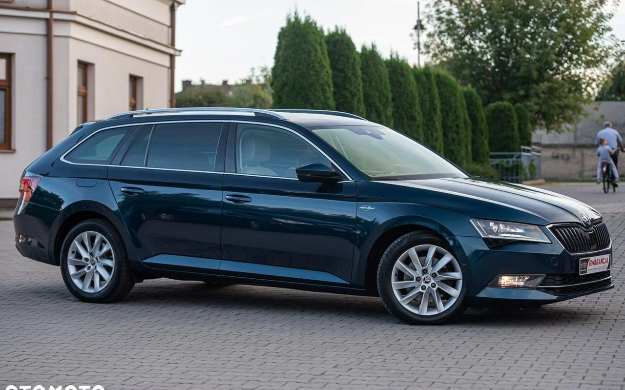 Skoda Superb cena 87700 przebieg: 197000, rok produkcji 2017 z Gdynia małe 704